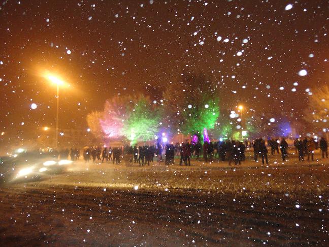 برف بازی مردم در میدان فردوسی شهر کرمانشاه